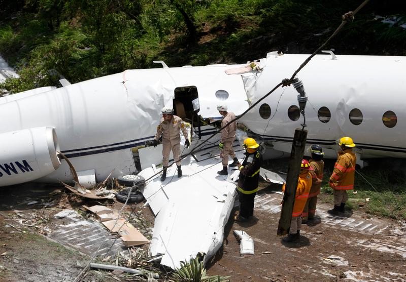 Illustration for article titled Este avión que volaba de Austin a Honduras se estrelló y se rompió por la mitad, pero todo el mundo ha sobrevivido